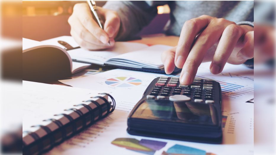 شخص يقوم بإعداد ضرائبه