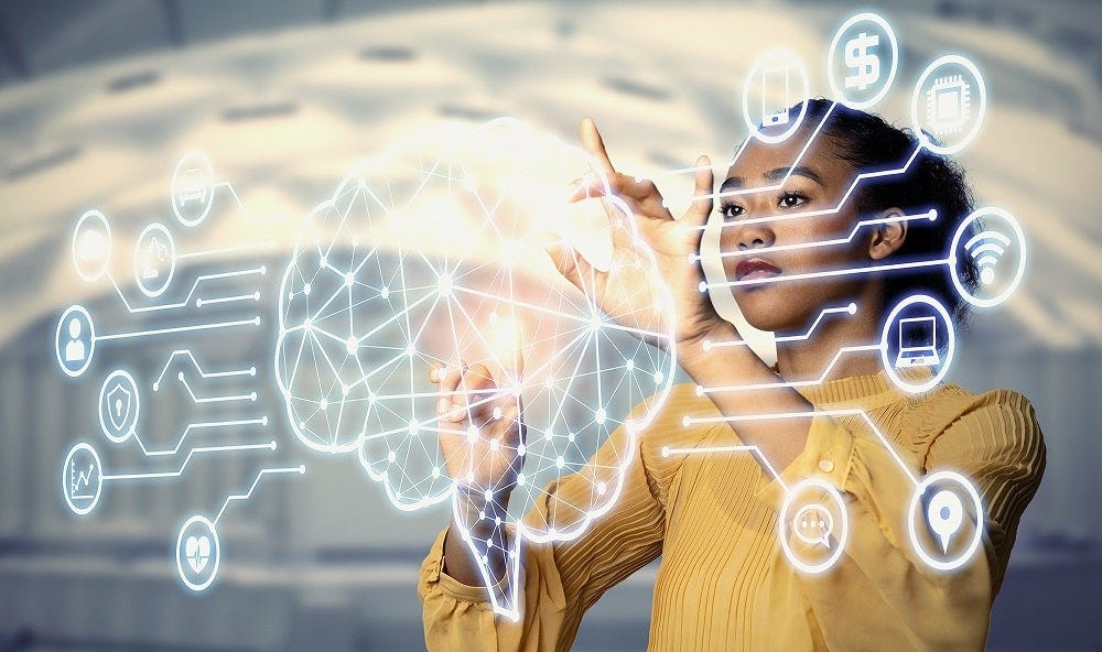 إمرأة تستخدم تقنيات الذكاء الاصطناعي