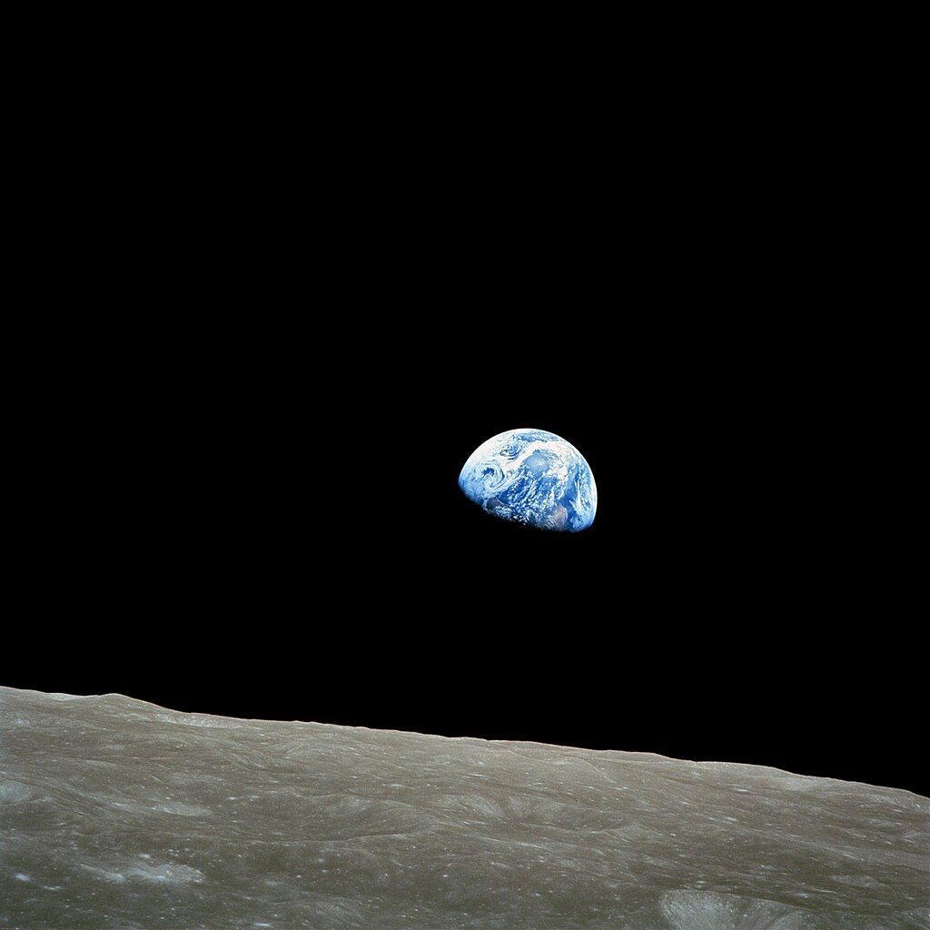 Photo of the earth taken from lunar orbit