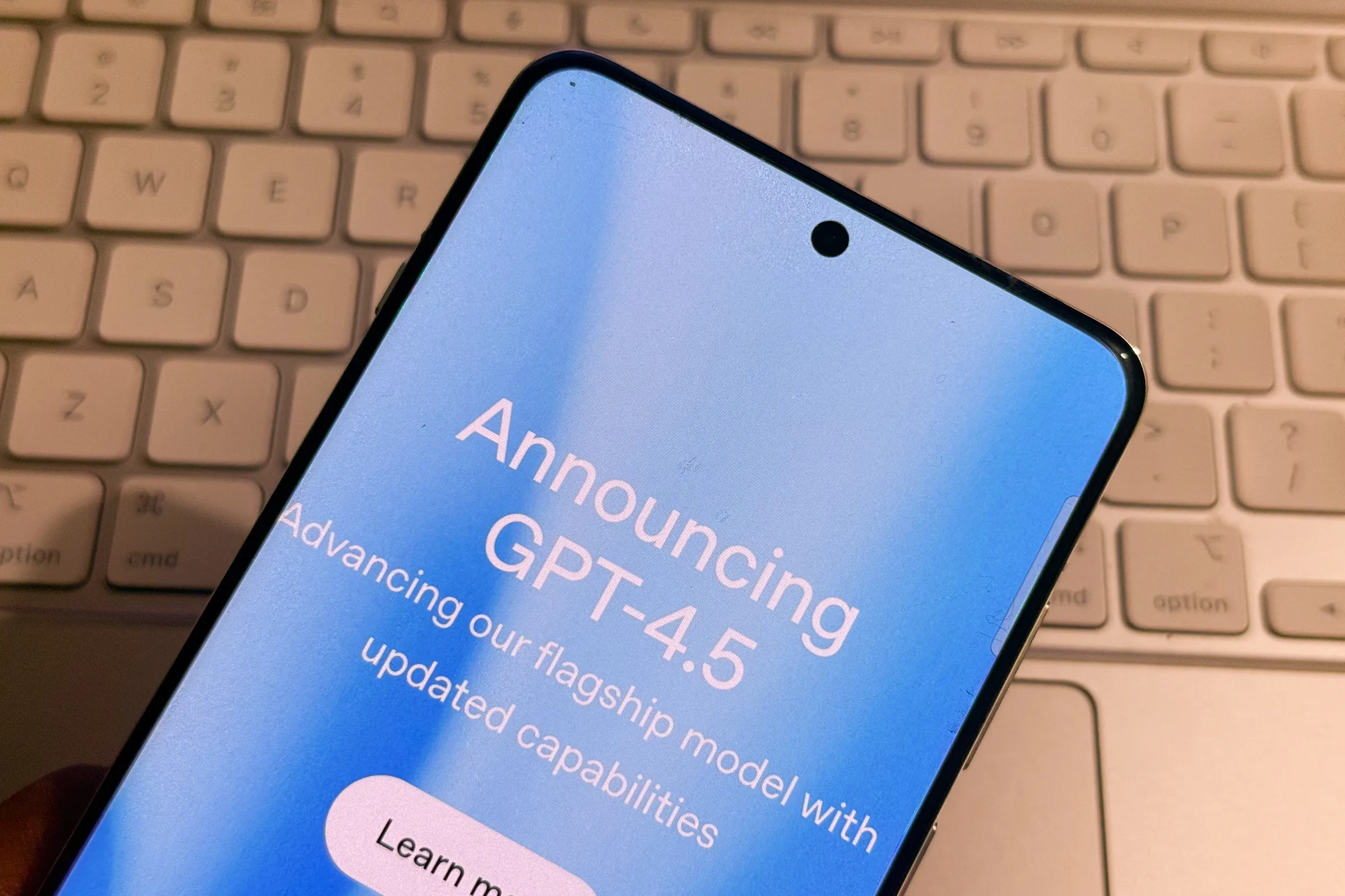 عمل فني للإعلان عن نموذج الذكاء الاصطناعي GPT 4.5