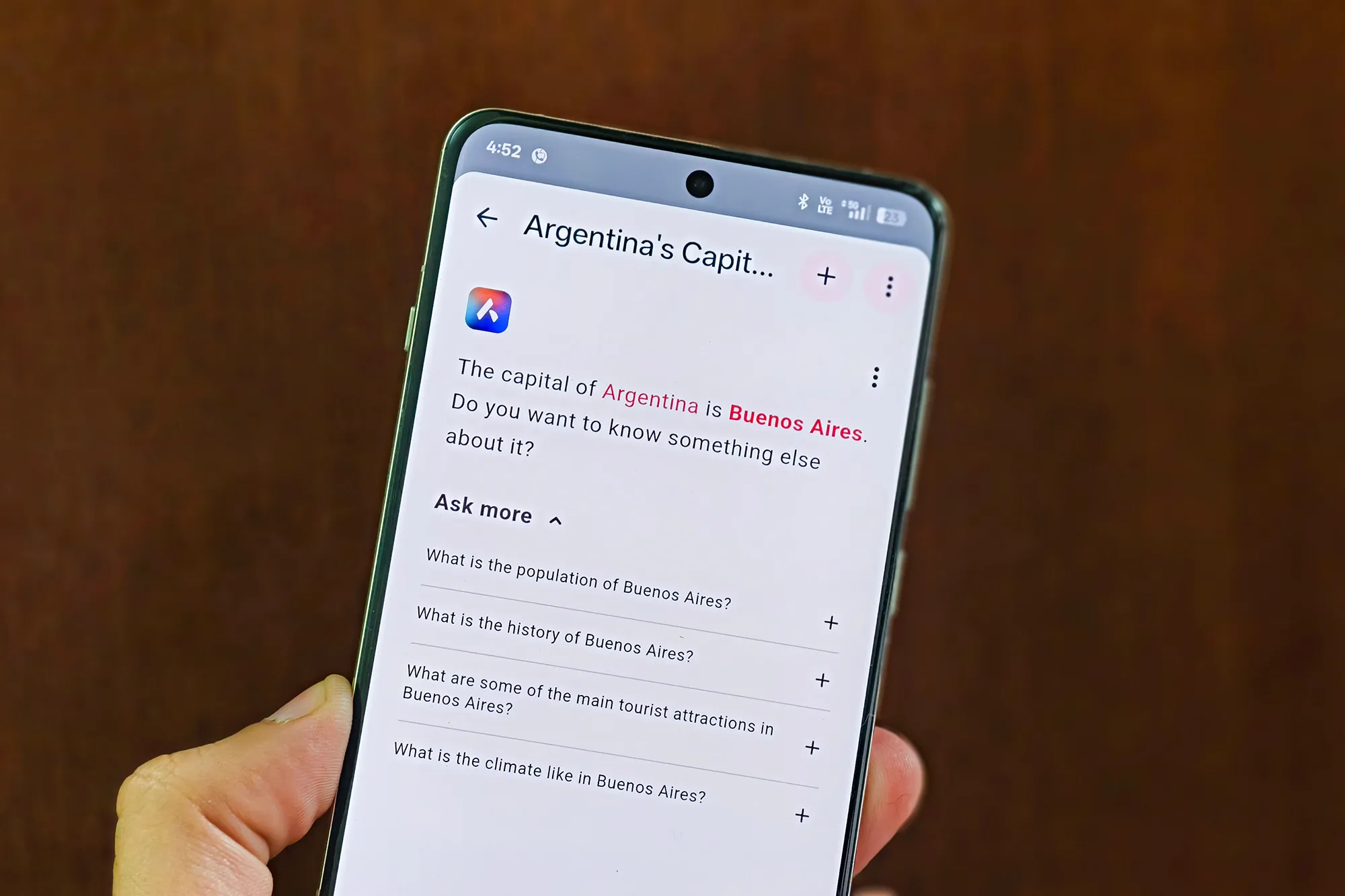 استعلام نصي أساسي على روبوت الدردشة Aria الخاص بـ Opera Mini.