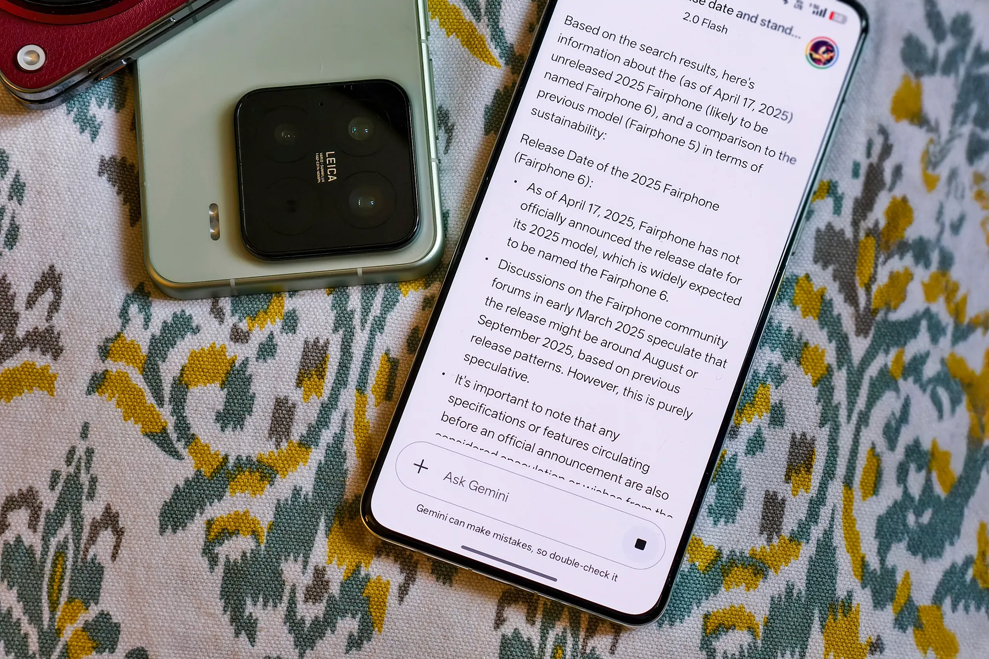بحث الويب باستخدام Google Gemini على هاتف Android.