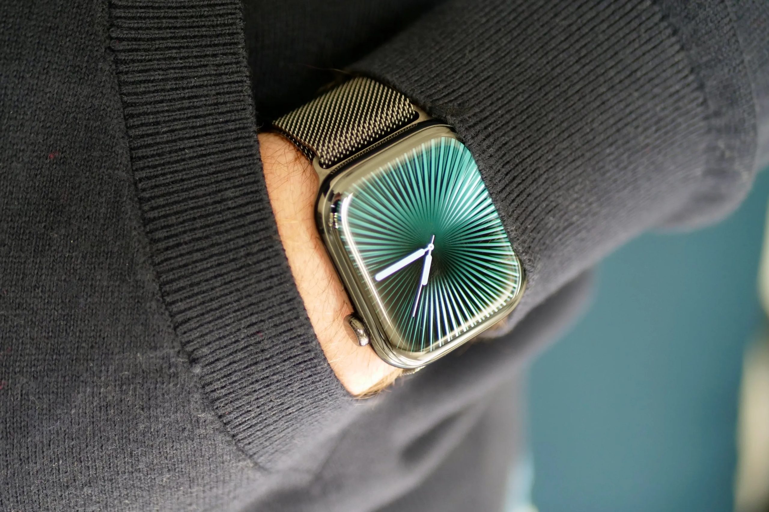 شخص يرتدي ساعة Apple Watch Series 10 المصنوعة من التيتانيوم.