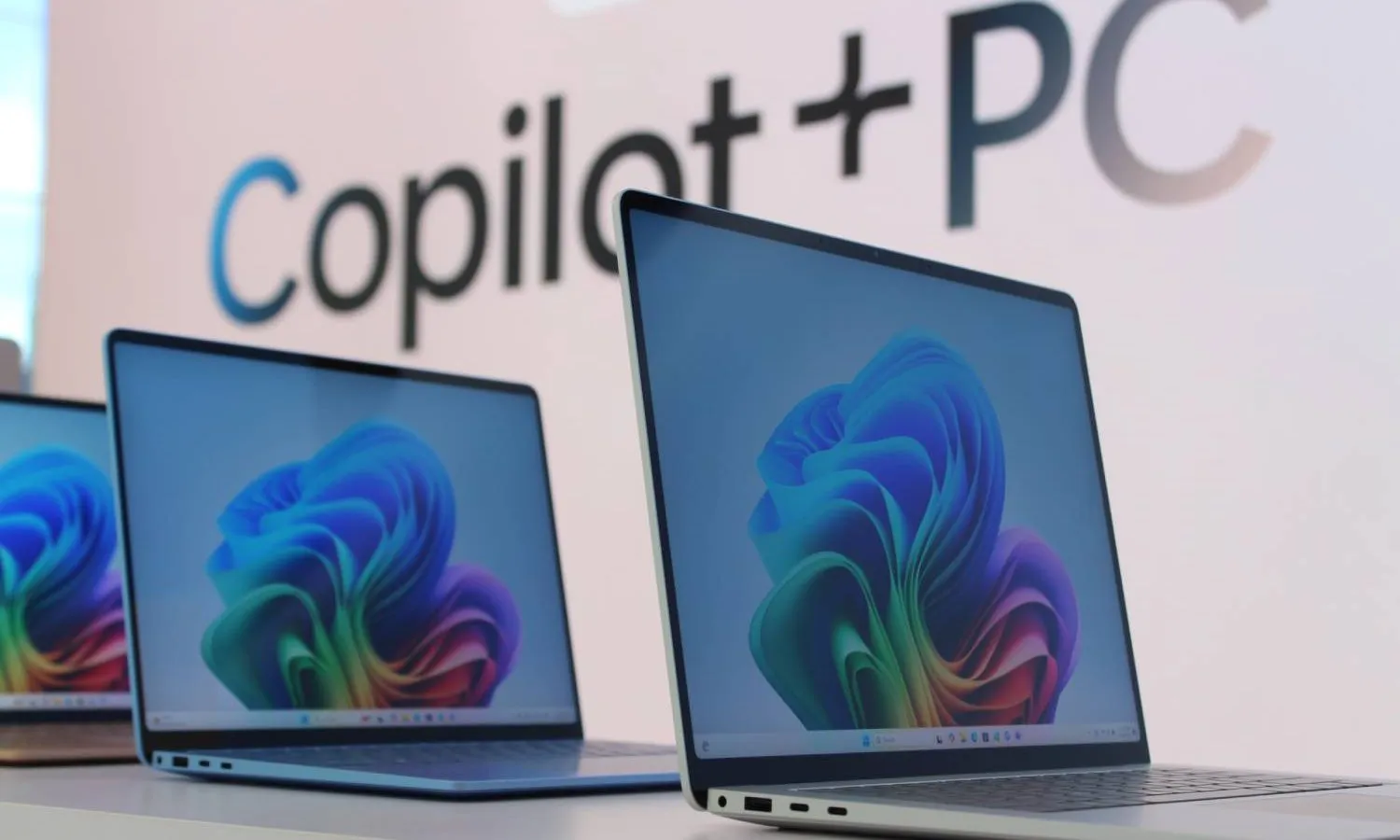 جهاز Surface Laptop معروض أمام علامة Copilot+