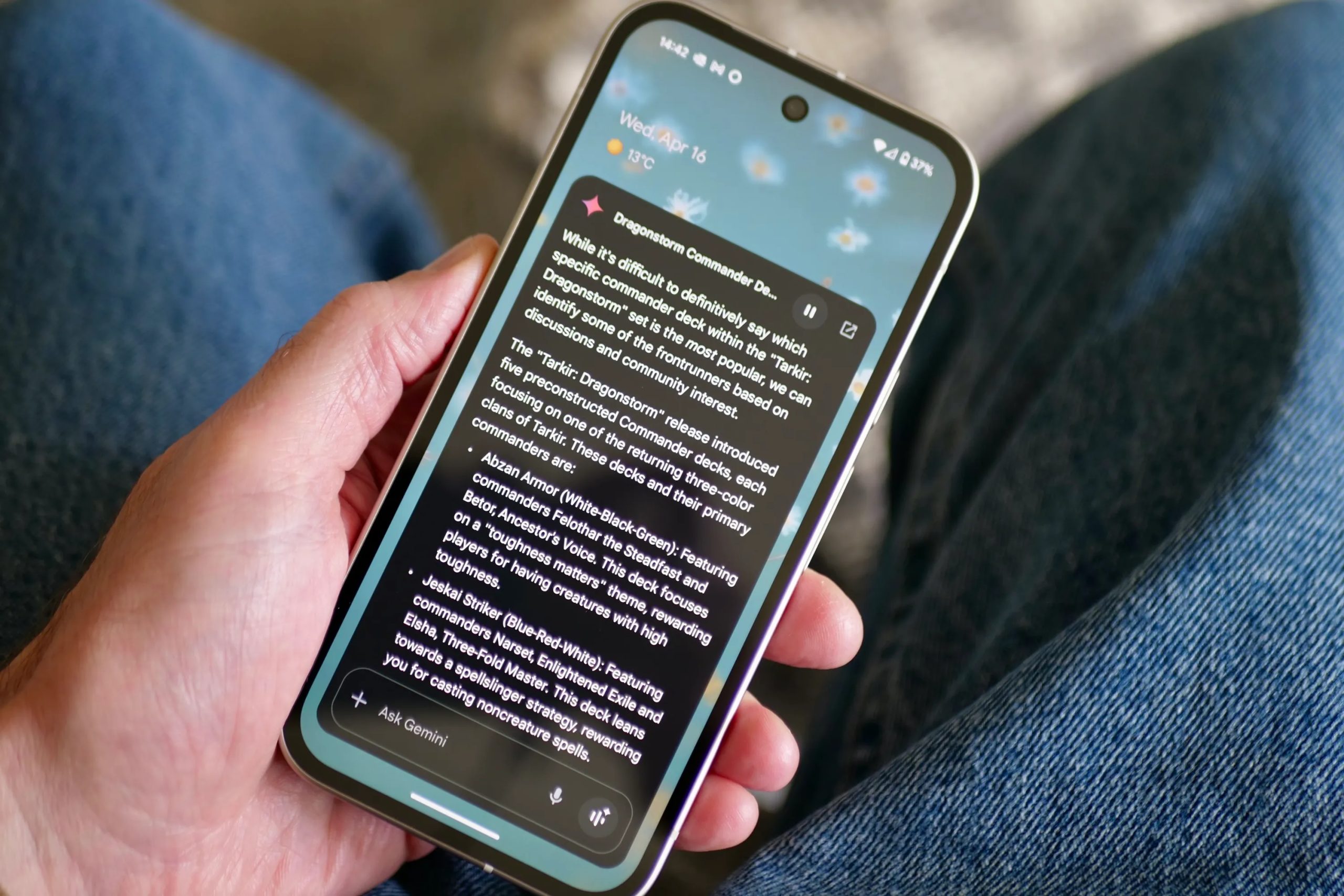 شخص يستخدم Google Gemini على Google Pixel 9a.