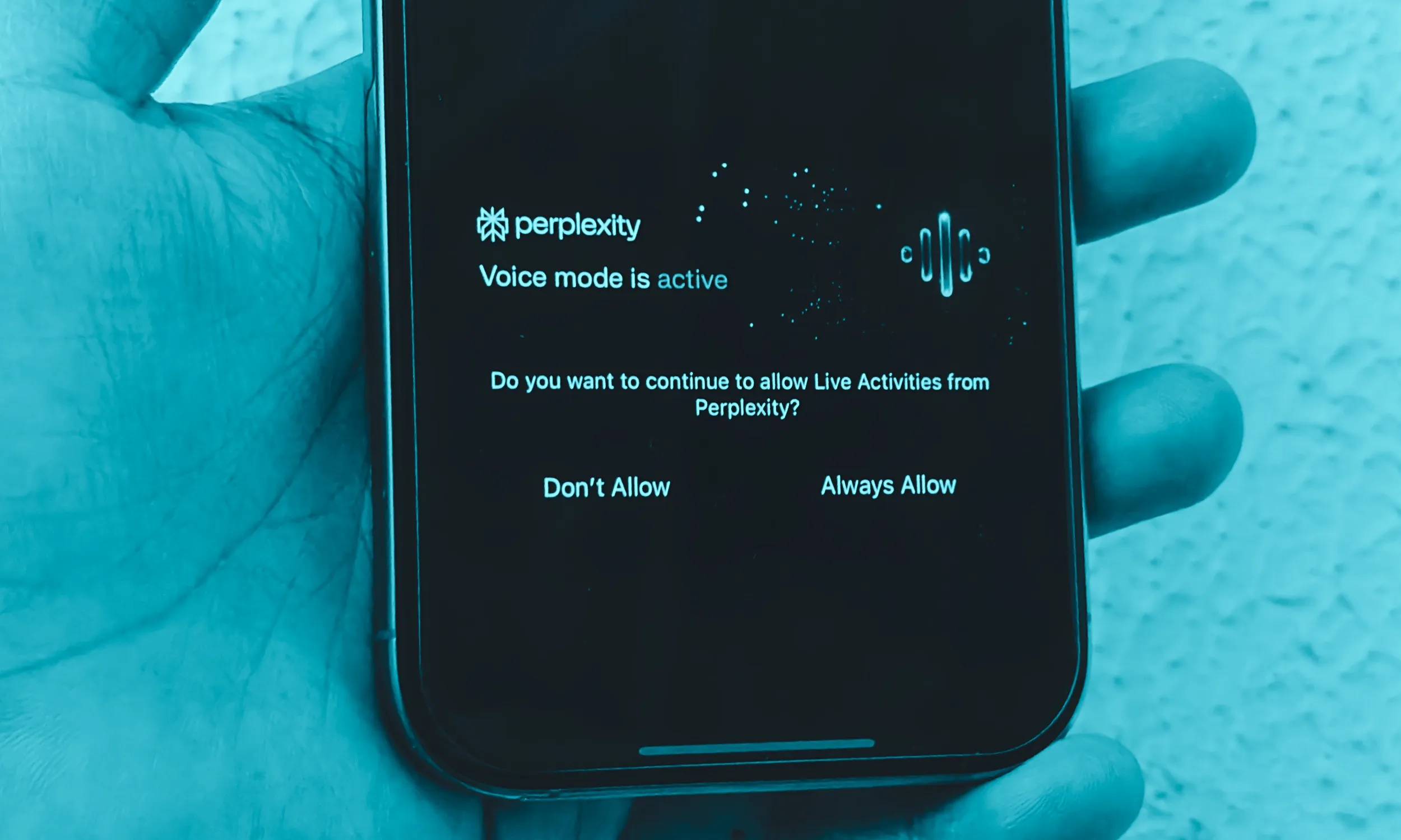 Perplexity Assistant قيد التشغيل في الخلفية.