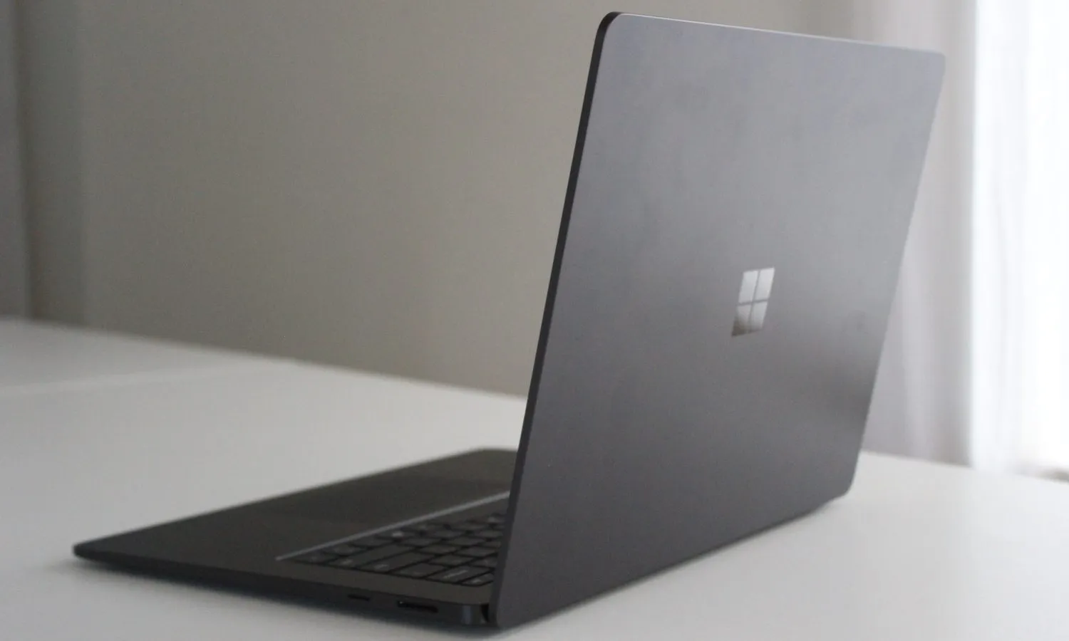 غطاء جهاز Surface Laptop الإصدار السابع.