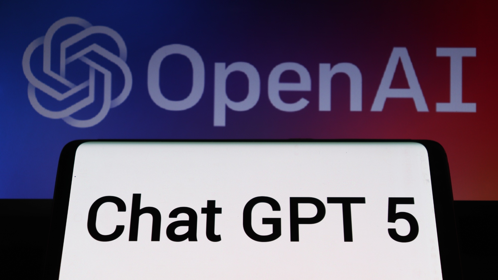 ChatGPT-5 مع شعار OpenAi في الخلفية