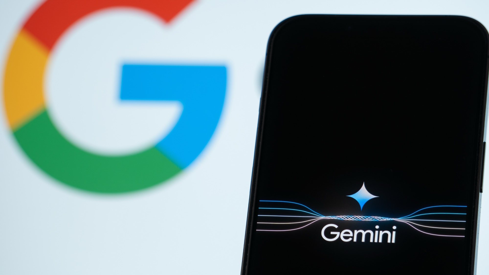 شعار Google Gemini على هاتف ذكي