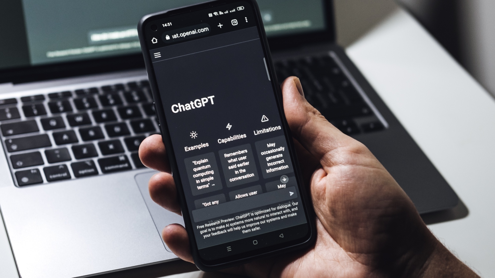 ChatGPT يعمل على هاتف مع وجود جهاز لابتوب في الخلفية
