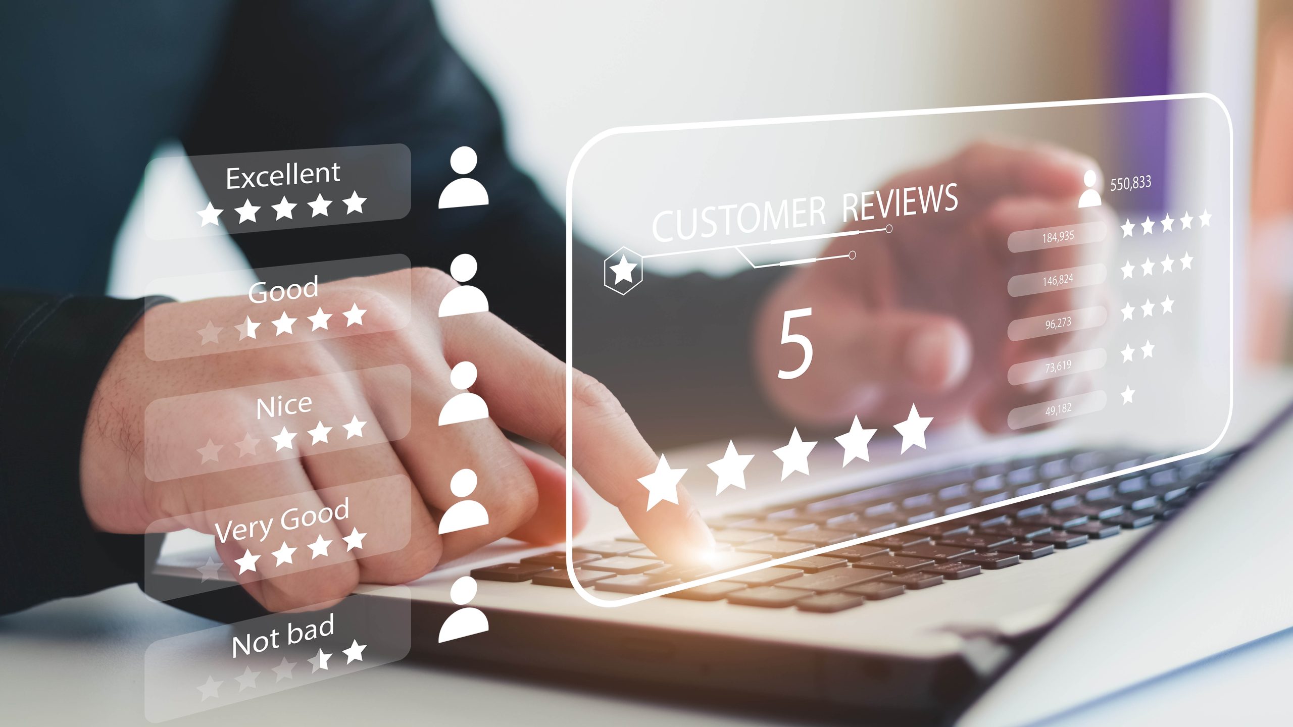 شخص يتفقد التقييمات على الإنترنت من خلال جهاز لابتوب