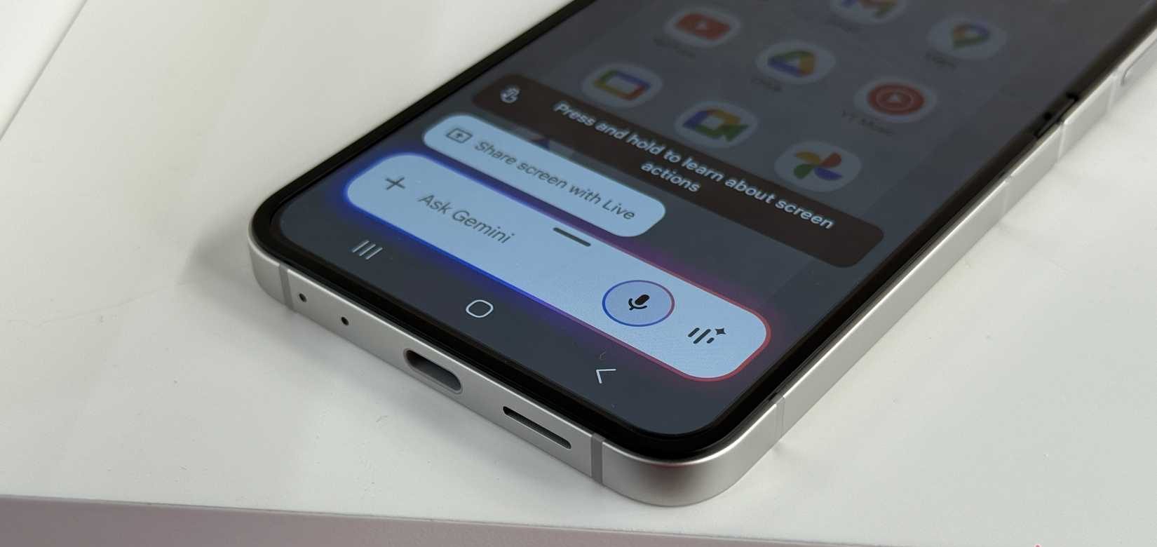 هاتف Samsung Galaxy Z Flip 7 مفتوحًا ويعرض تطبيق Gemini