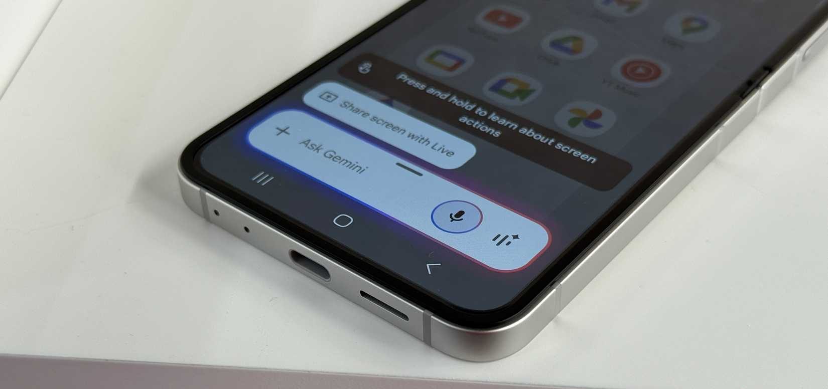 هاتف Samsung Galaxy Z Flip 7 في وضع الفتح ويظهر Gemini