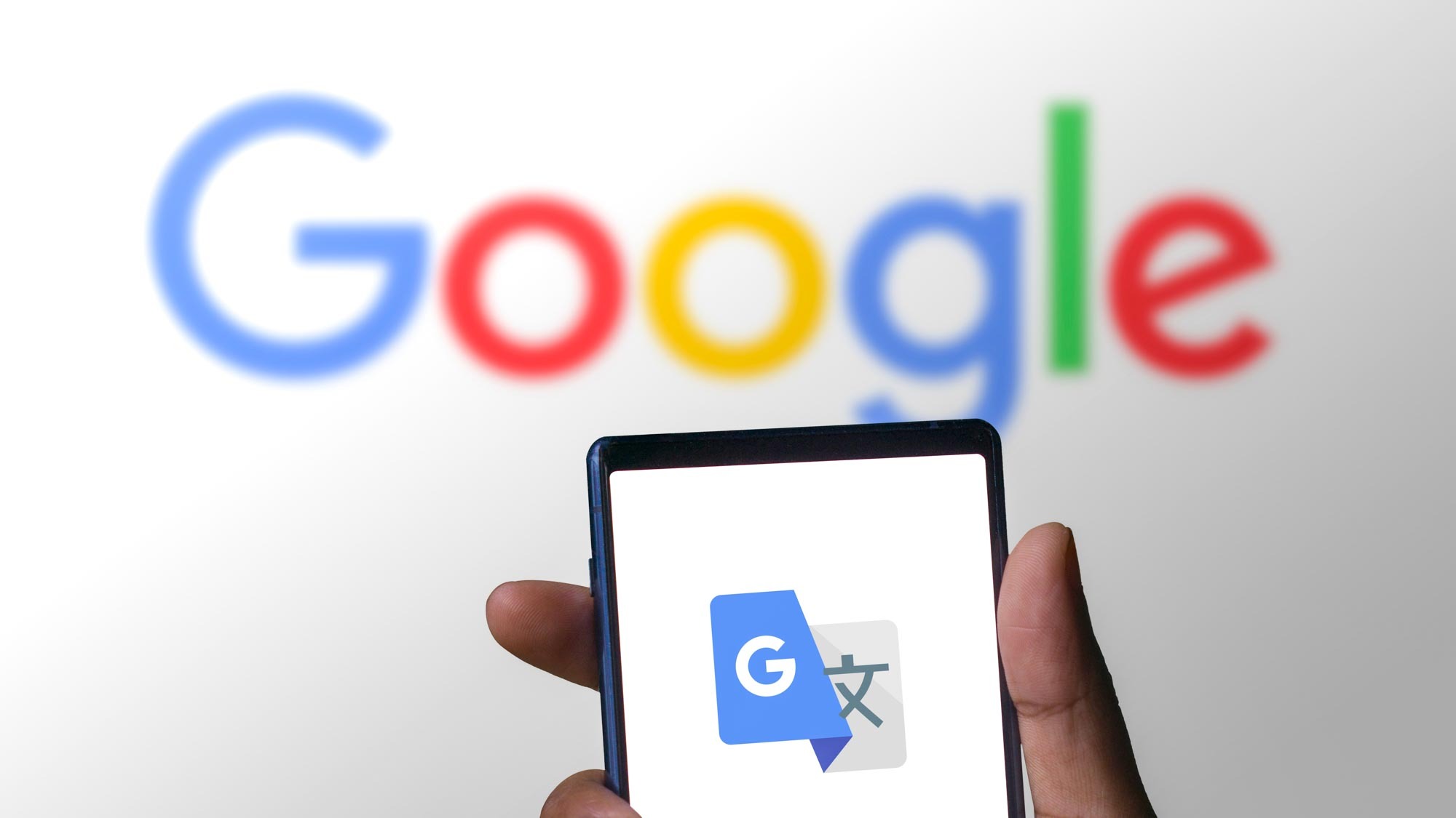 شعار Google translate على هاتف أمام شعار Google