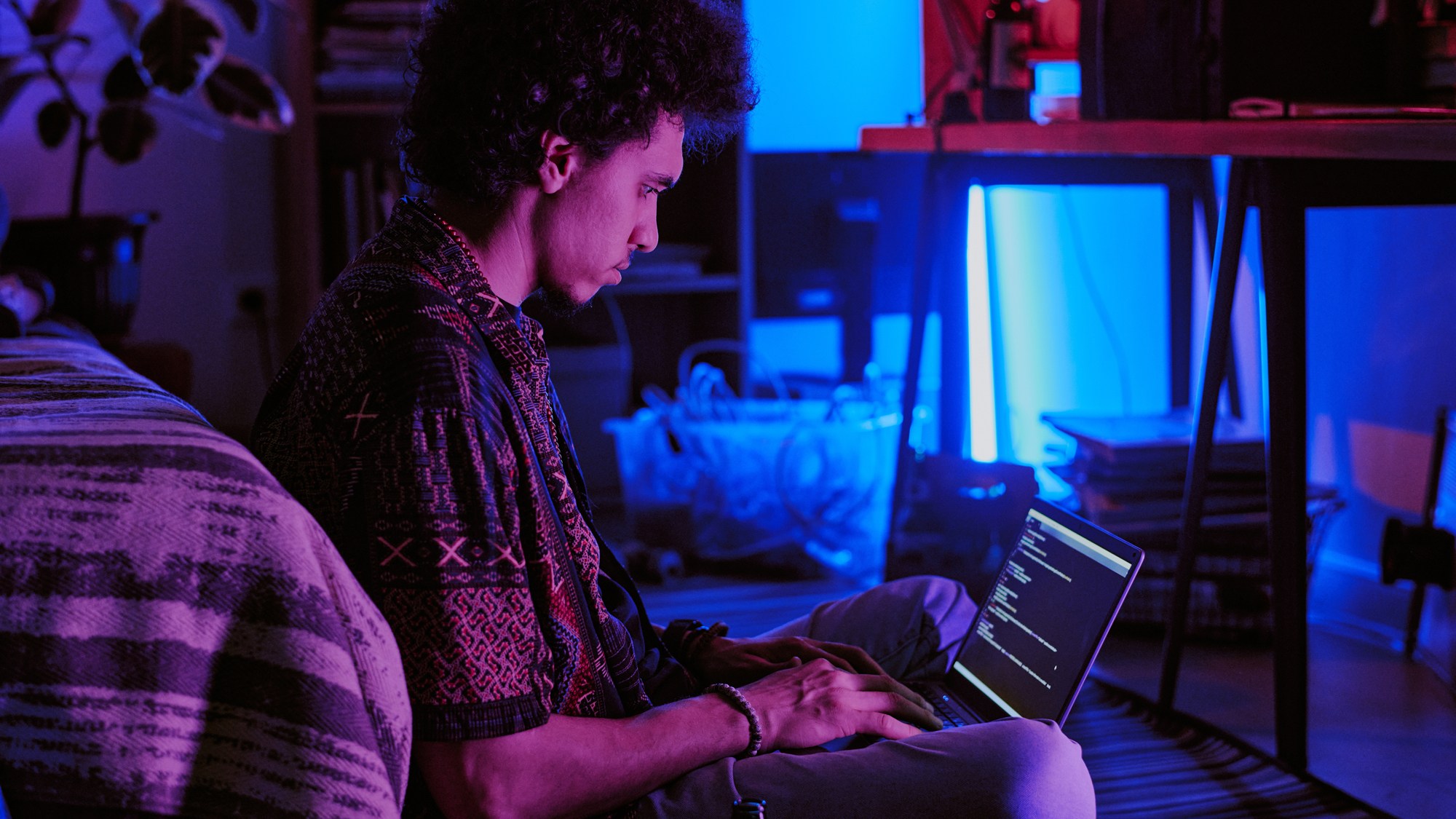 Persoon codeert op de computer