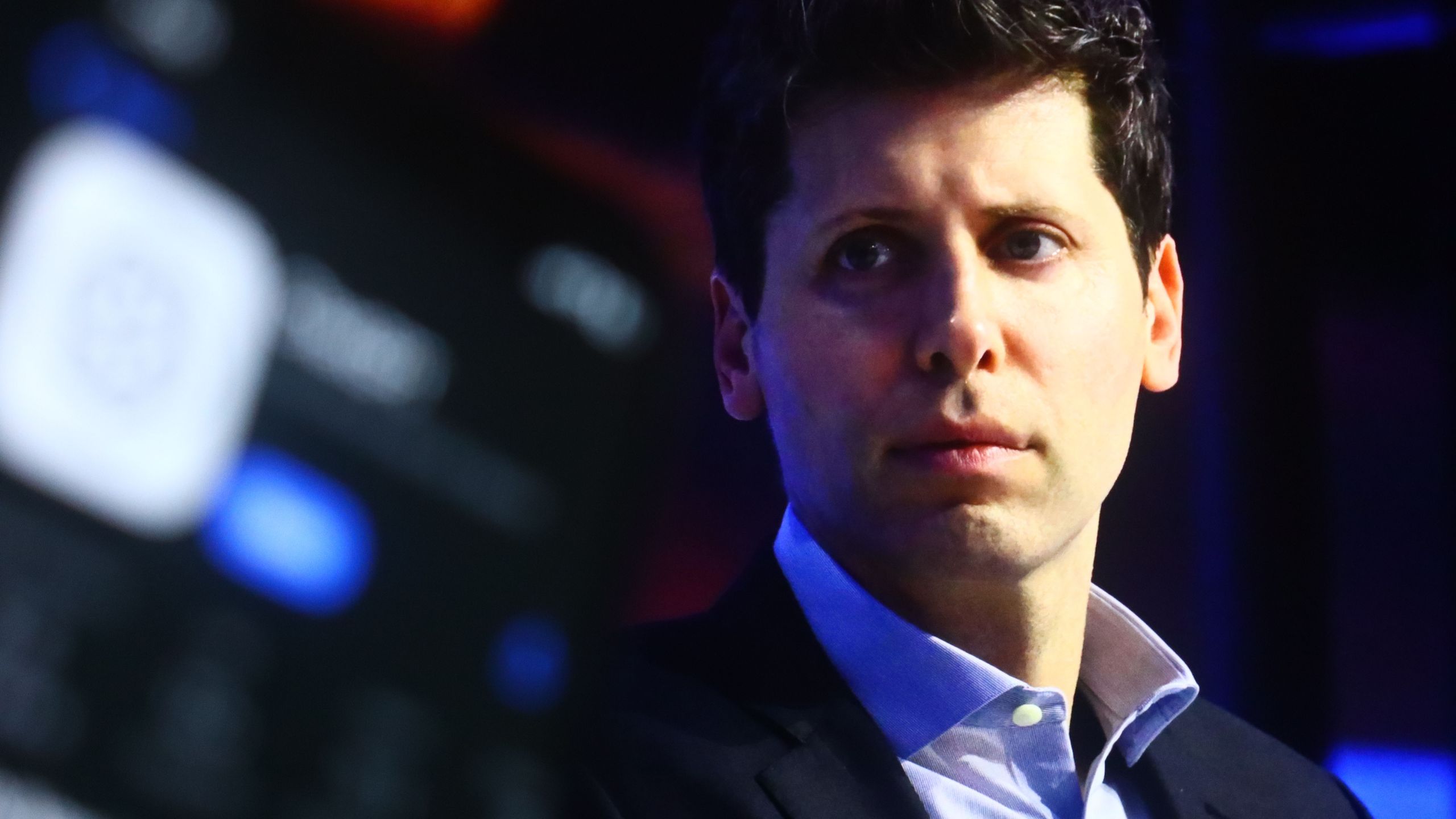سام ألتمان (OpenAI): "الناس يجب أن يتحكموا بمستقبل AI" ويحذر من احتكار القلة.