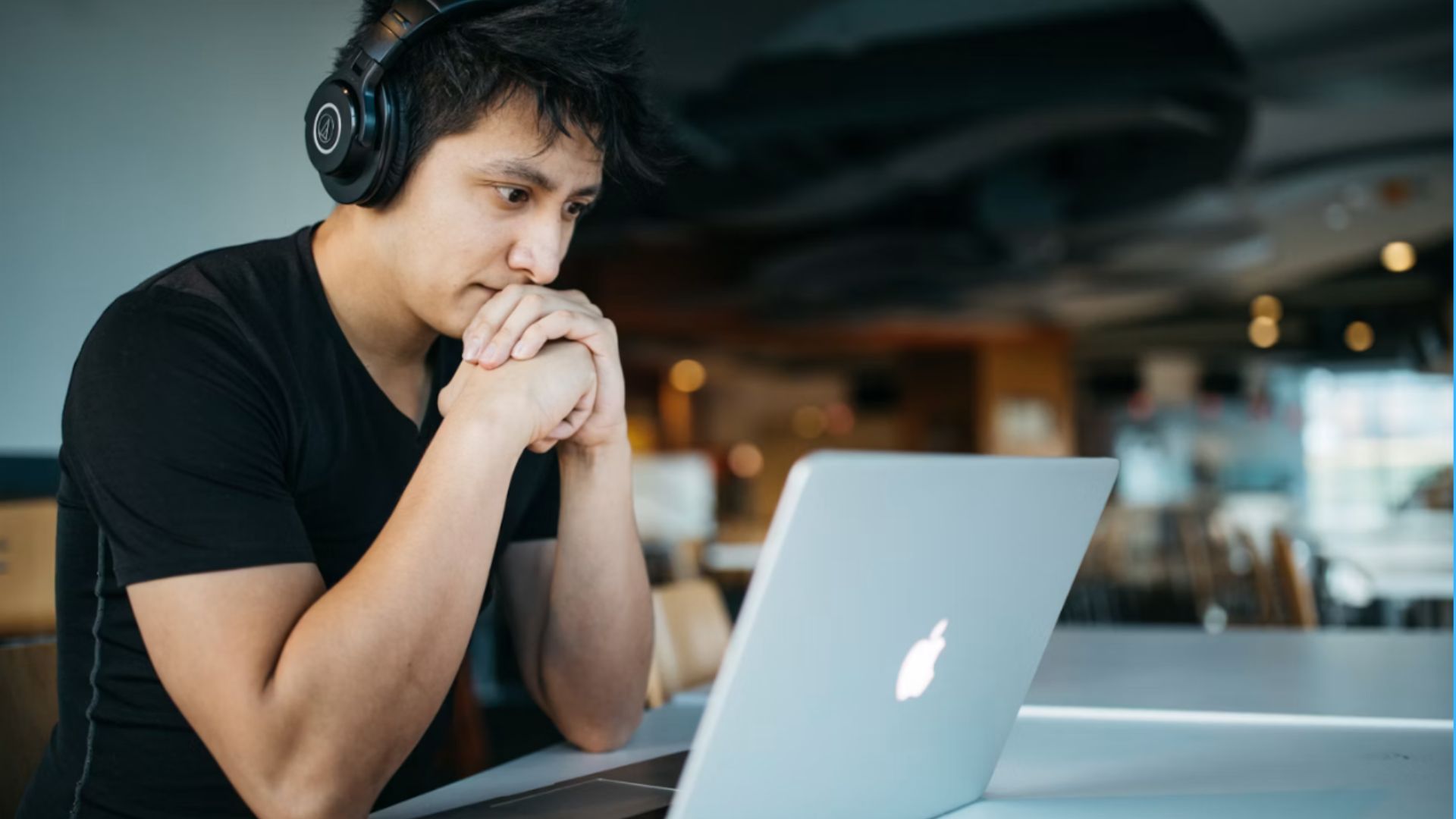 شخص يعمل على جهاز Mac الخاص به