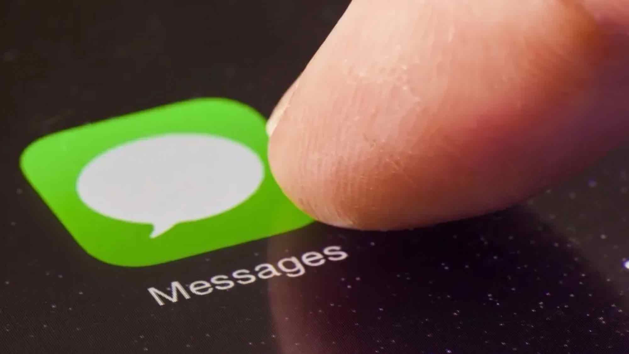 ميزة Apple Messages الجديدة تضع ChatGPT في صدارة المنافسة مع Claude