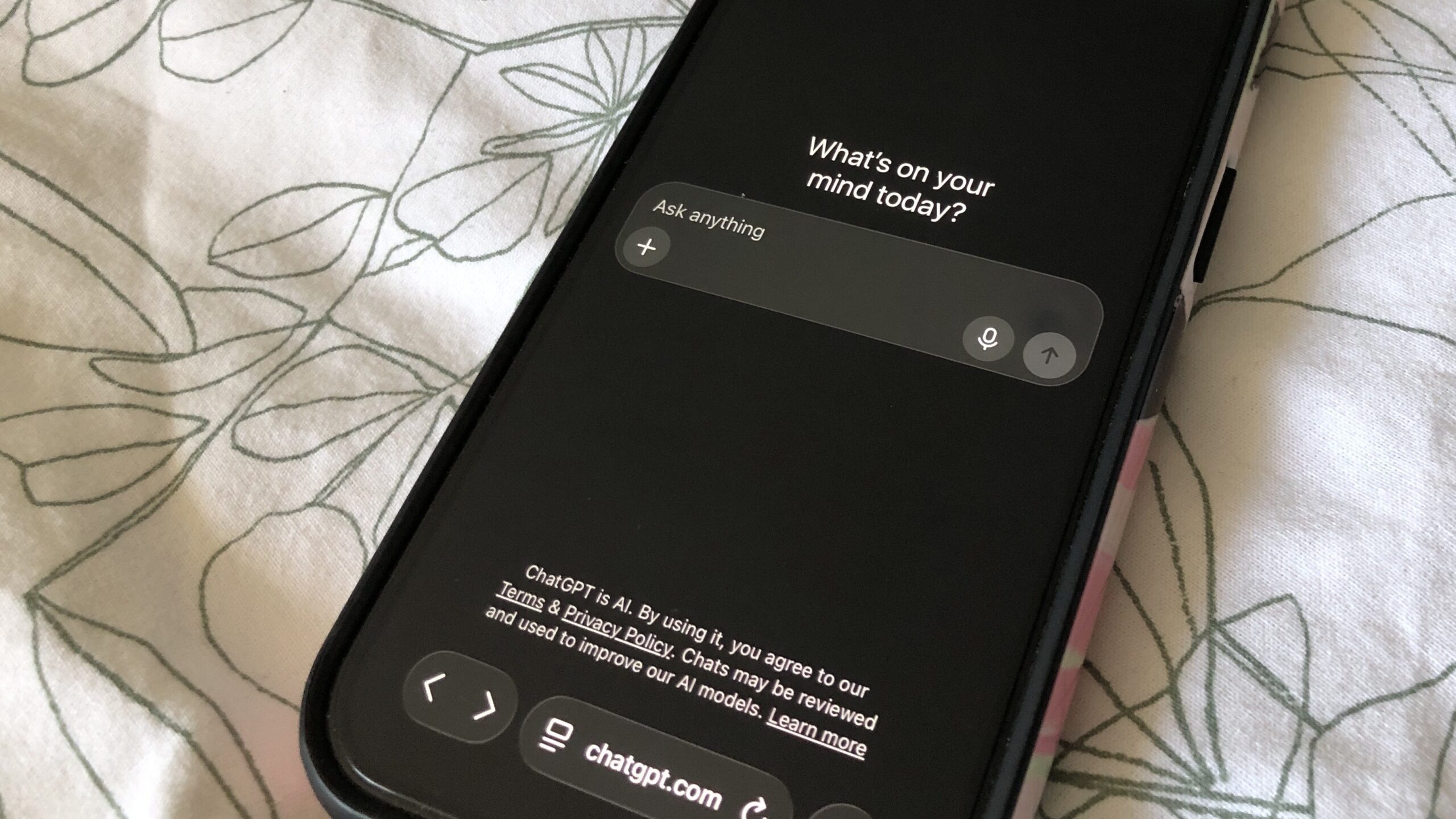 هاتف iPhone 15 يعرض الصفحة الرئيسية لـ ChatGPT.