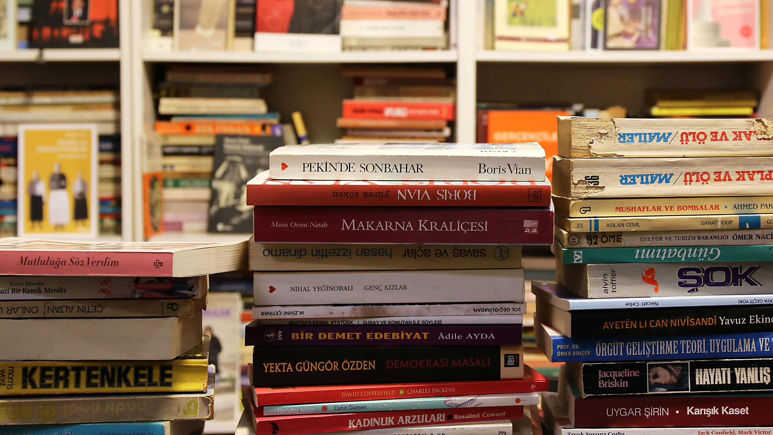 كتب في مكتبة كتب مستعملة.