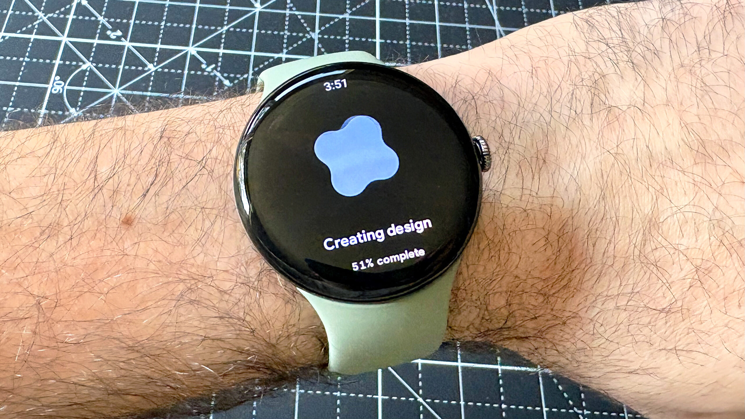 لقطة مقربة لميزة إنشاء واجهة الساعة بالذكاء الاصطناعي على ساعة Pixel Watch 5 الذكية