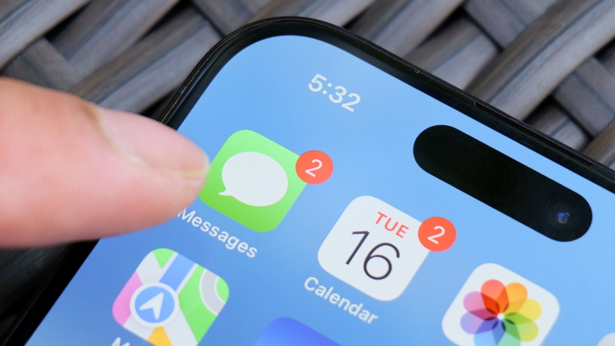 رسائل على iPhone يعمل بنظام iOS 18