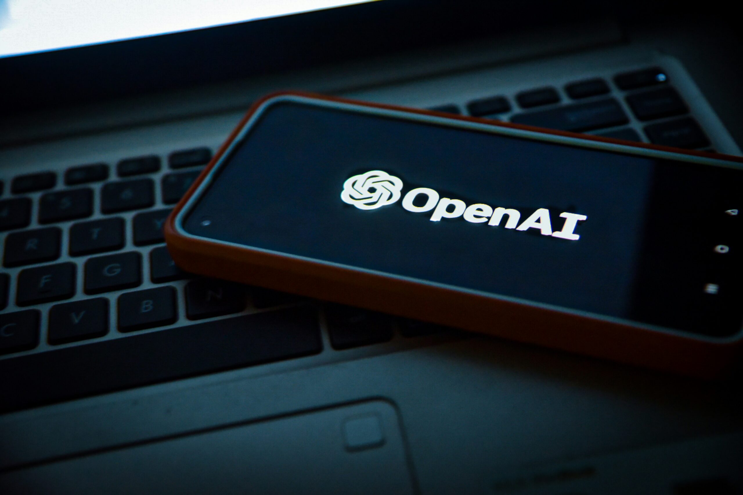 شعار OpenAI ChatGPT على الهاتف