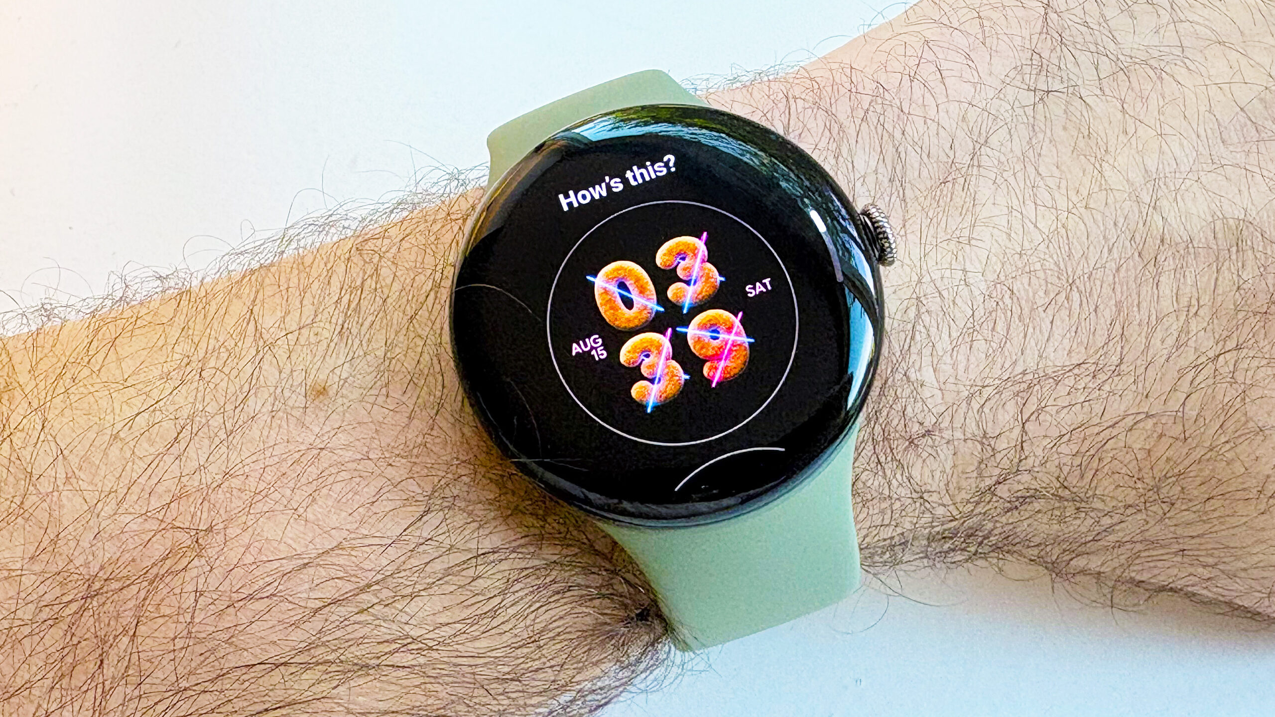 لقطة مقربة لميزة إنشاء واجهة الساعة بالذكاء الاصطناعي على ساعة Pixel Watch 5 الذكية