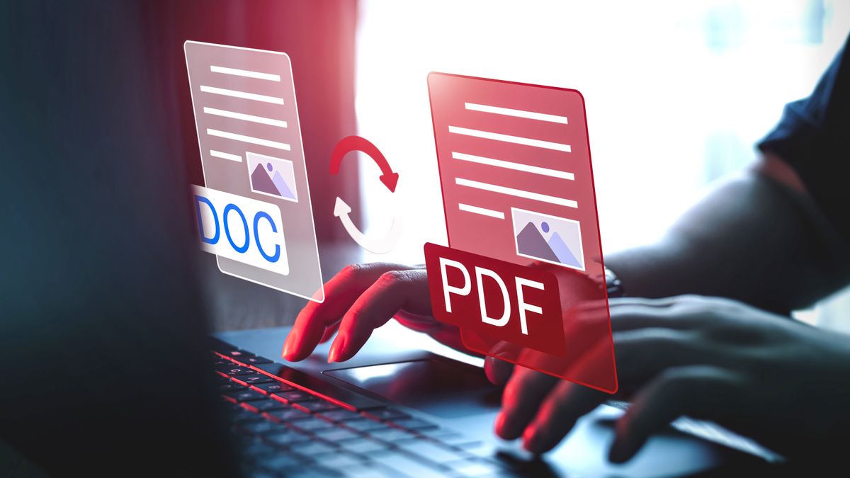 Человек использует ноутбук для преобразования PDF-файла в документ DOC.