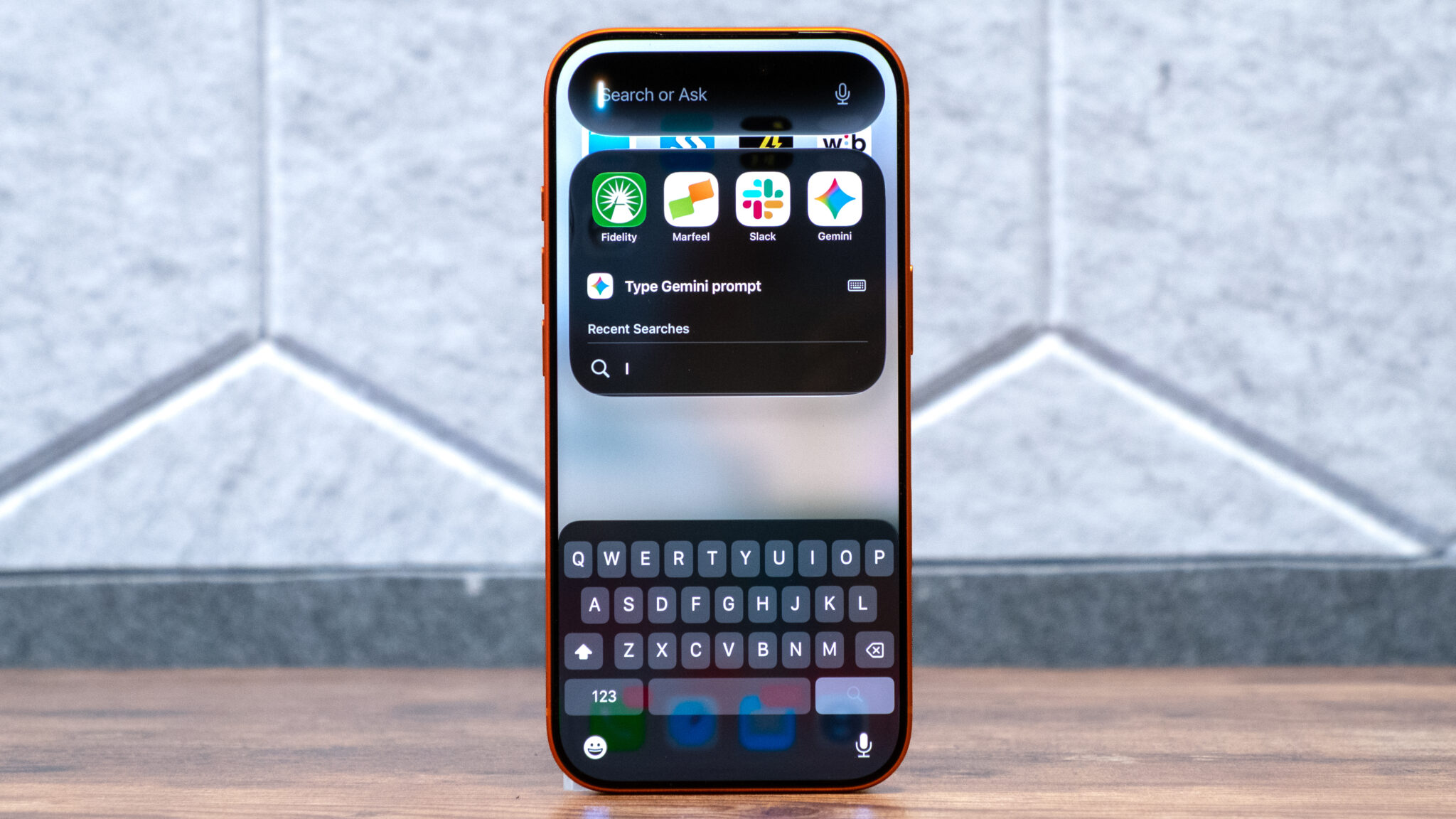 Siri AI يعمل على iOS 27 على iPhone 17 Pro.