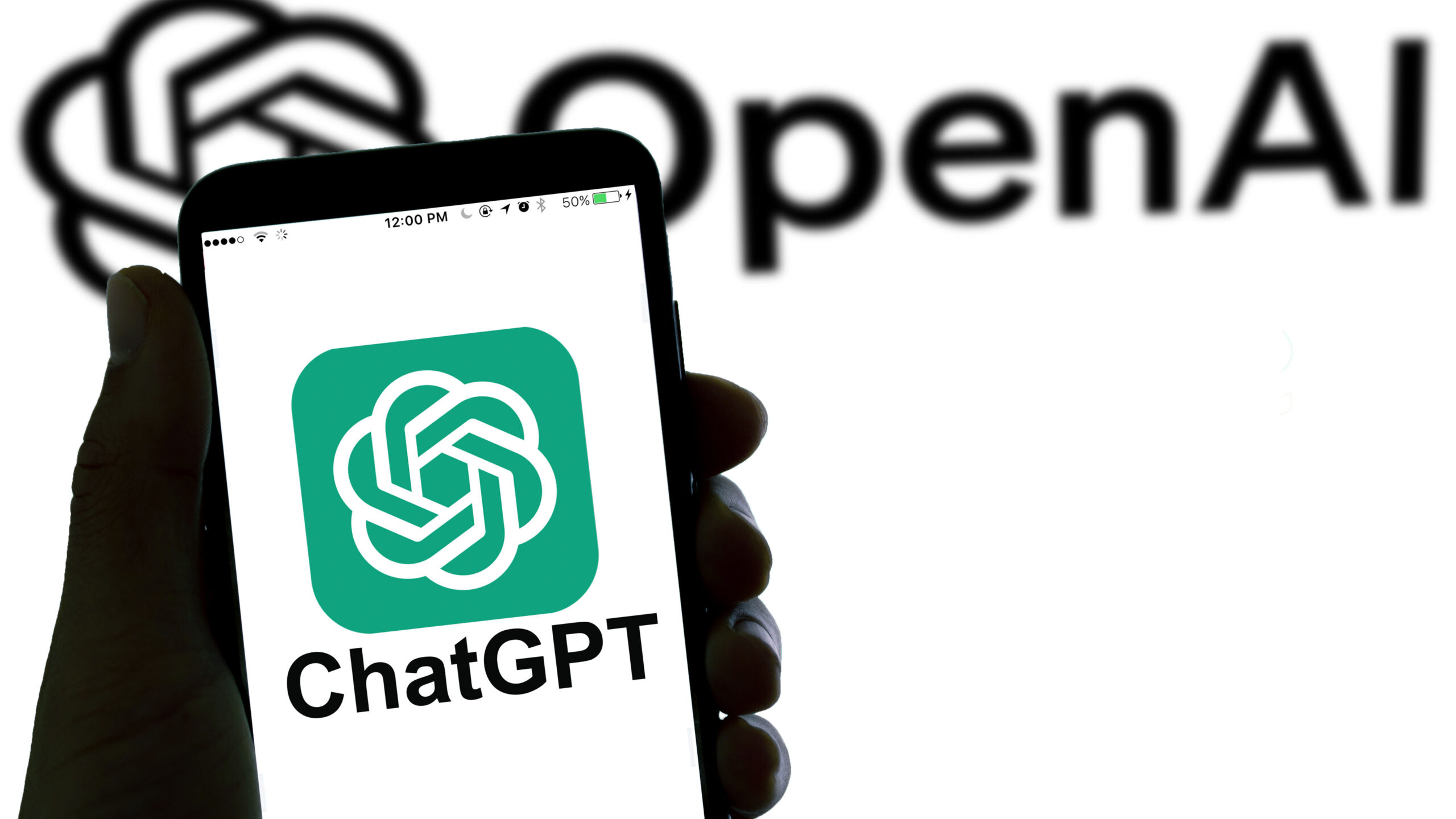 شعار ChatGPT على هاتف ذكي.