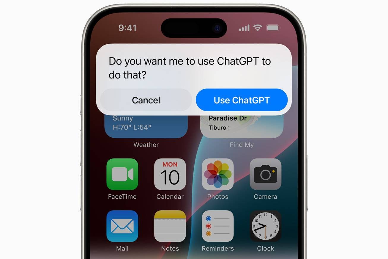 هاتف iPhone يطلب من المستخدم الموافقة على استخدام ChatGPT.