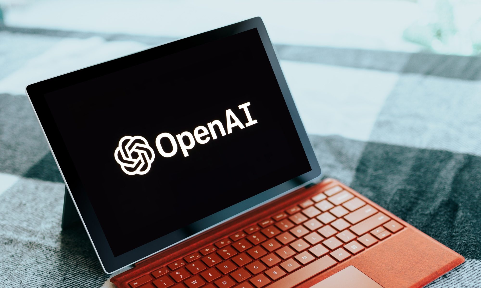 شعار OpenAI على جهاز Microsoft Surface