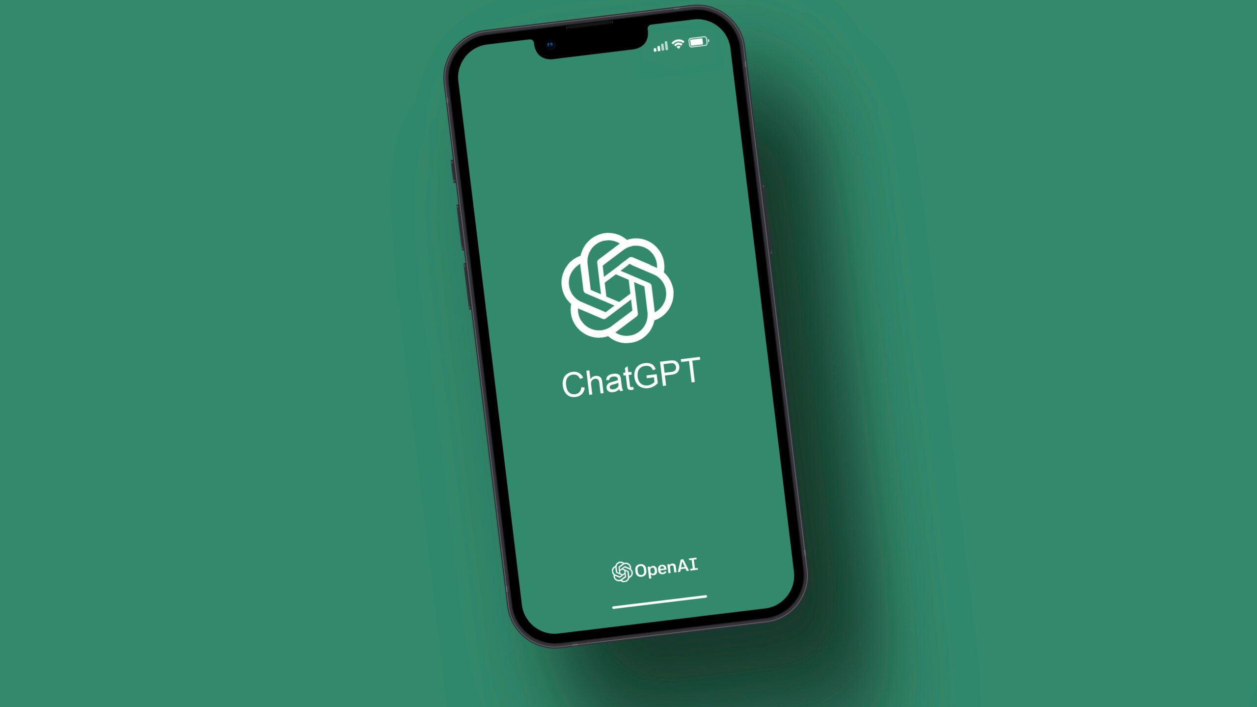 هاتف iPhone يعرض شعار ChatGPT على شاشته
