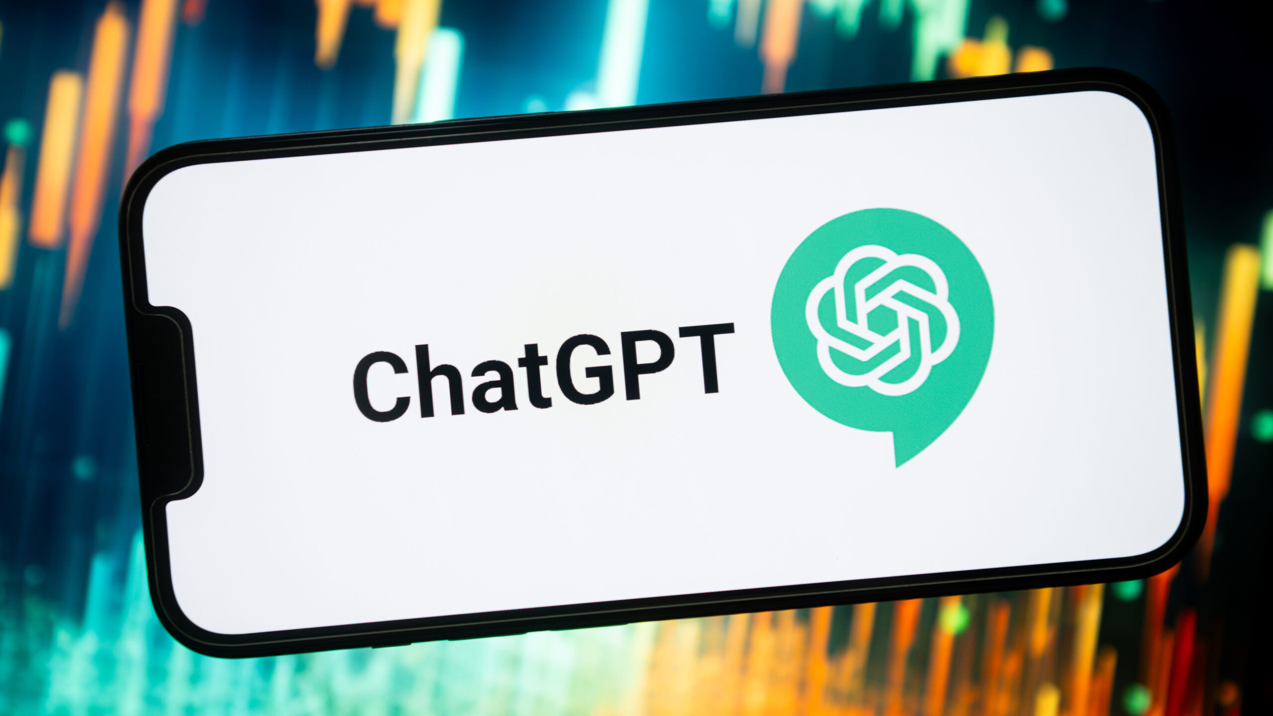 شعار ChatGPT من OpenAI معروض على هاتف ذكي.