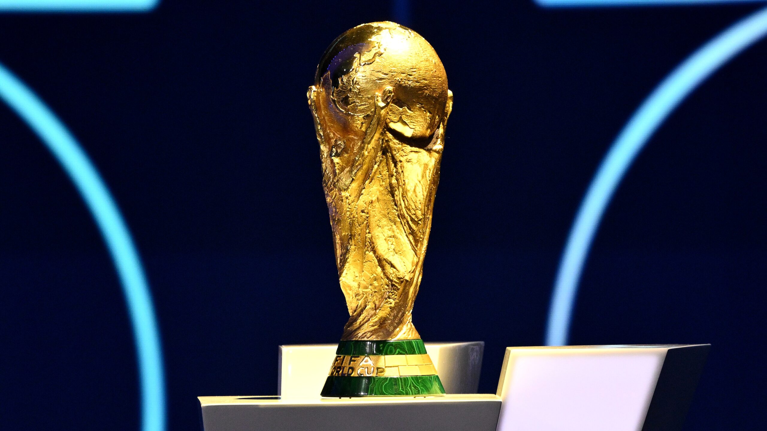 كأس العالم FIFA معروضة خلال القرعة الرسمية لكأس العالم FIFA 2026 في مركز جون إف كينيدي للفنون المسرحية بواشنطن العاصمة في 5 ديسمبر 2025.