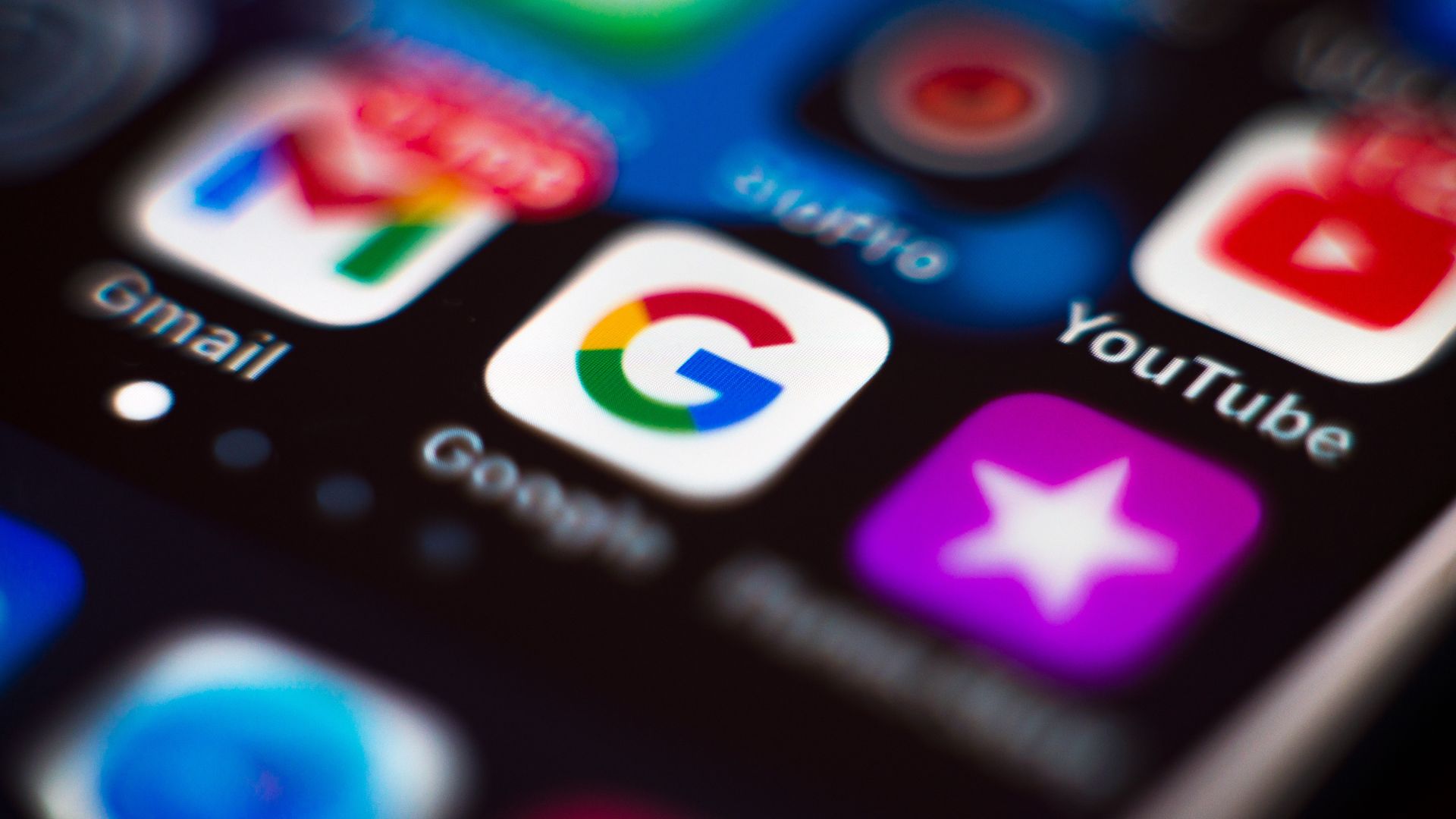 لقطة مقربة لهاتف Apple iPhone X مع أيقونات لمواقع التواصل الاجتماعي المختلفة بما في ذلك YouTube و Gmail و Google