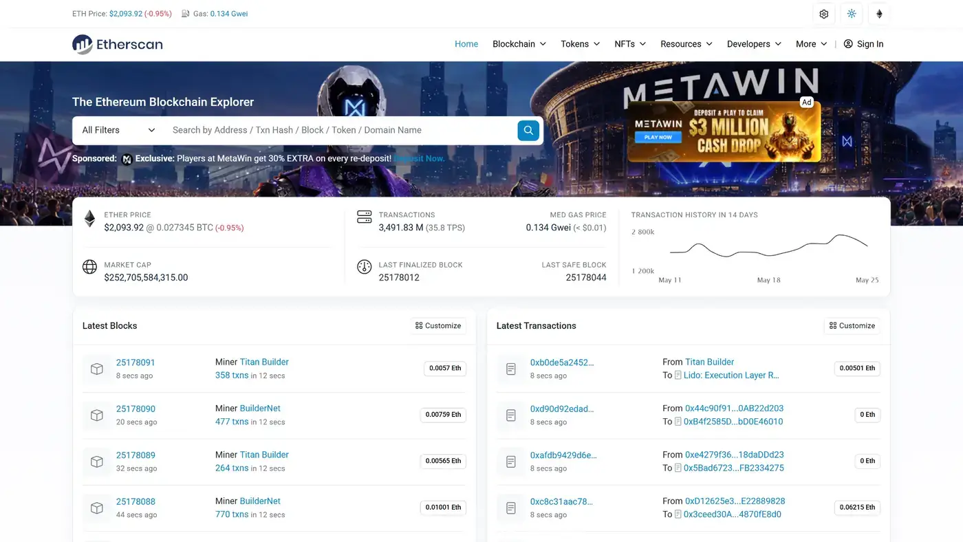 الصفحة الرئيسية لمستكشف بلوكتشين Ethereum Etherscan، تعرض سعر ETH، رسوم الغاز، حقل البحث، أحدث الكتل، وأحدث المعاملات.