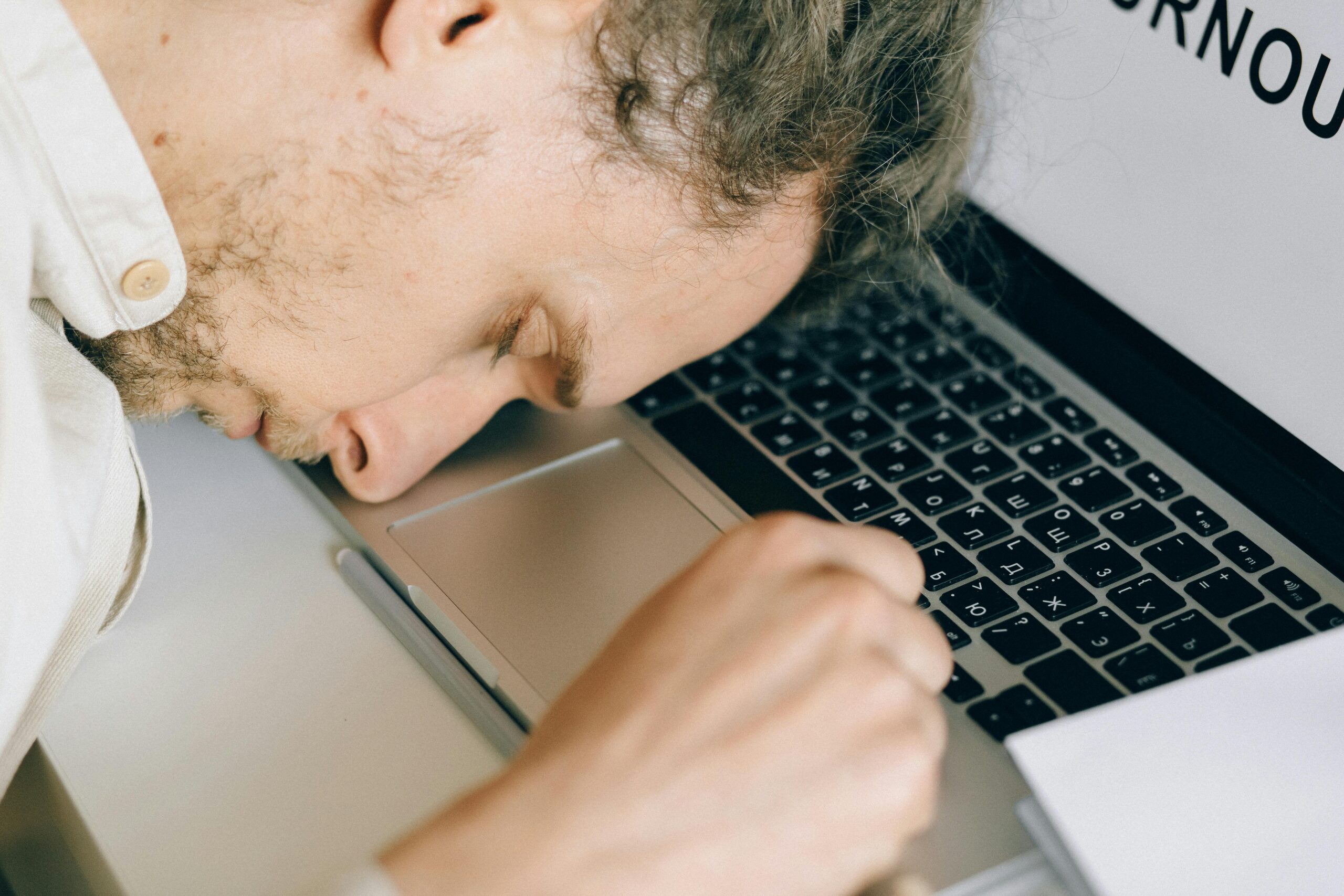 صورة توضيحية لموظف يبحث عن طرق للخروج من الركود الوظيفي