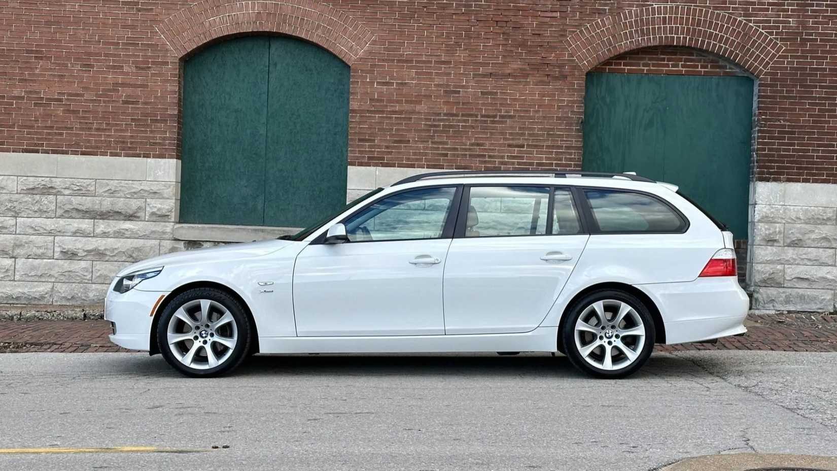 الجانب الجانبي لسيارة BMW 535i xDrive موديل 2010