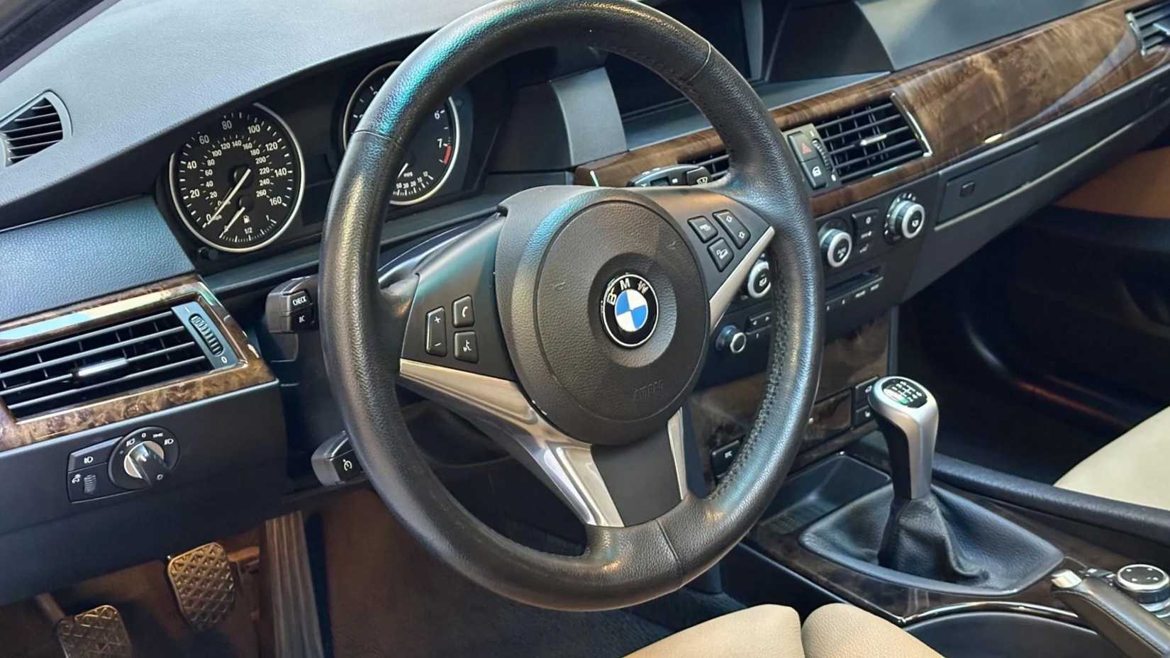 عجلة قيادة سيارة BMW 535i xDrive موديل 2010