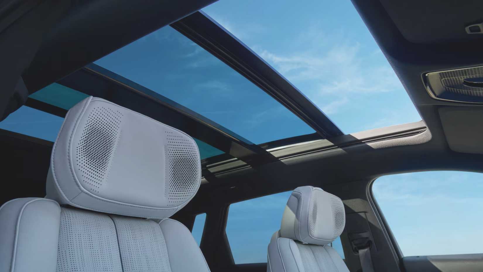 2024 Cadillac Lyriq White Interior Panoramic Glass Sunroof