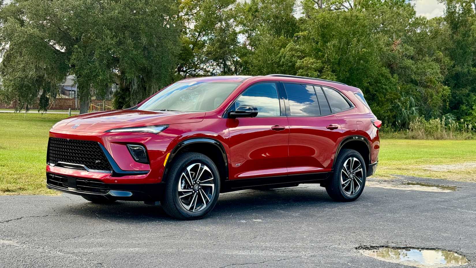 2025 Buick Enclave front 3/4 static