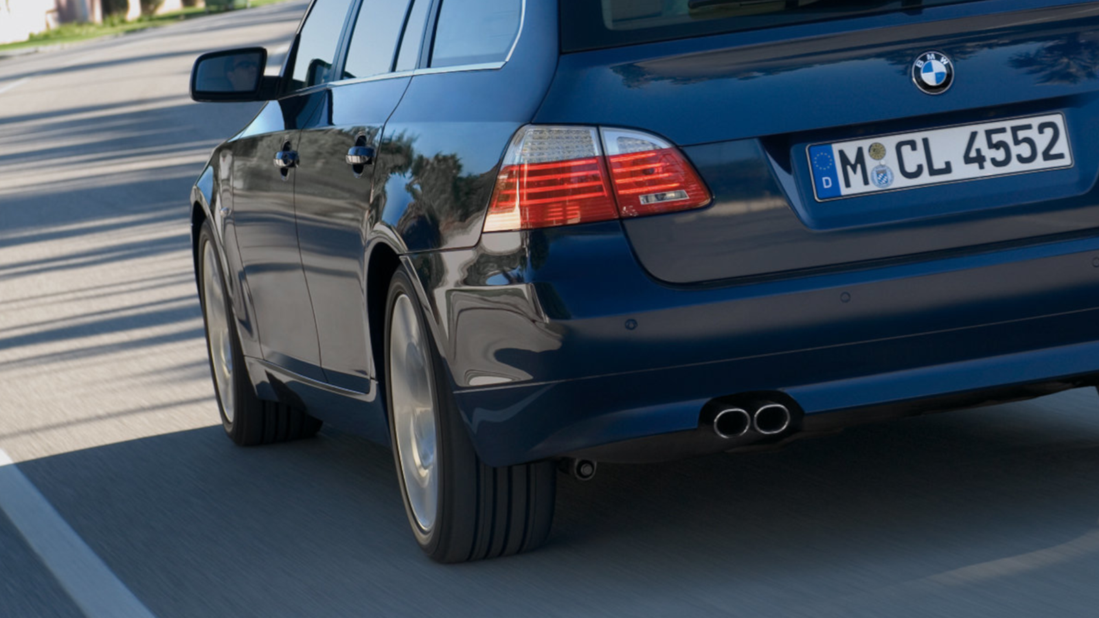 سيارة BMW 535i واغن بناقل حركة يدوي بقوة 300 حصان: قمة الأداء العملي بسعر 24,000 دولار
