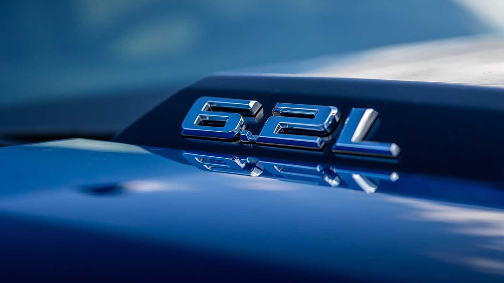 شارة محرك Chevrolet Silverado L87 V8 على غطاء المحرك