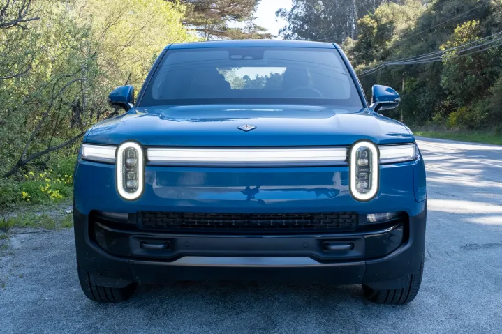 الواجهة الأمامية لشاحنة Rivian R1T زرقاء اللون لعام 2025