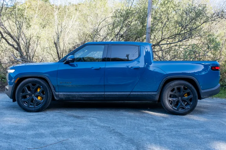 الجانب الجانبي لشاحنة 2025 Rivian R1T زرقاء اللون