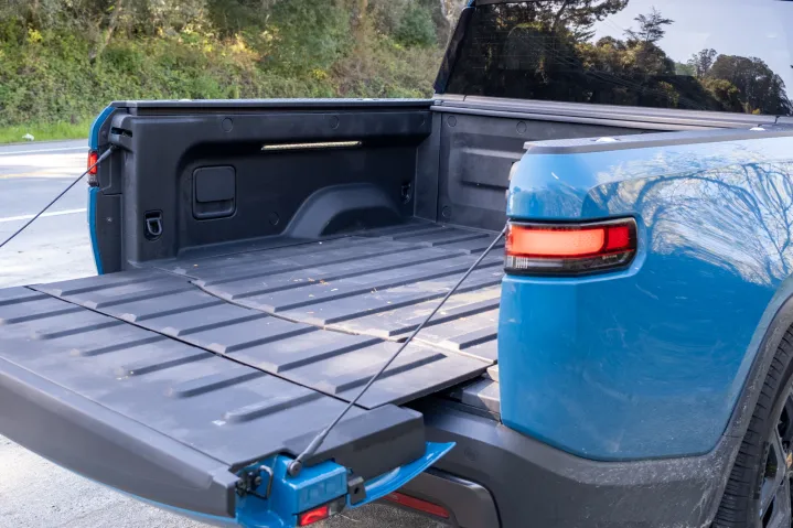 صندوق شاحنة Rivian R1T زرقاء اللون لعام 2025