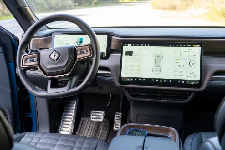 المقاعد الأمامية لسيارة Rivian R1T 2025