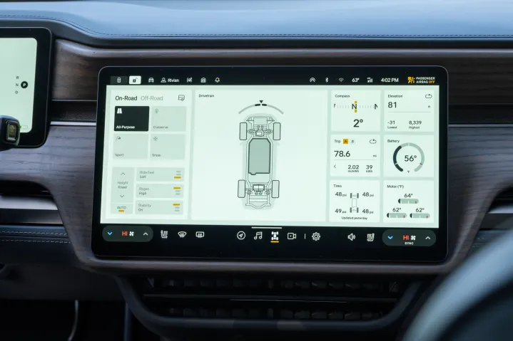 شاشة المعلومات والترفيه في سيارة Rivian R1T 2025